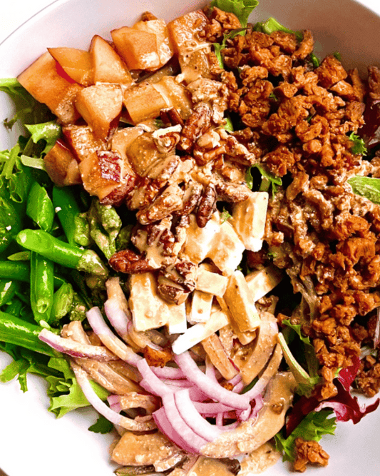 balsamic salad with vegan bacon