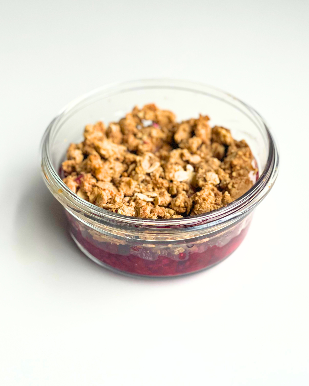 single serving berry crisp recipe in a glass bowl