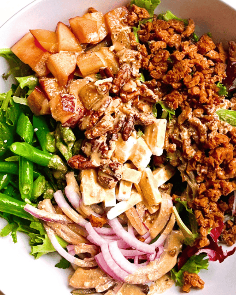 balsamic salad with vegan bacon 
